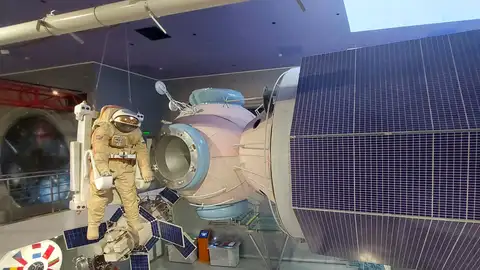 La estación espacial soviética MIR La estación espacial soviética MIR