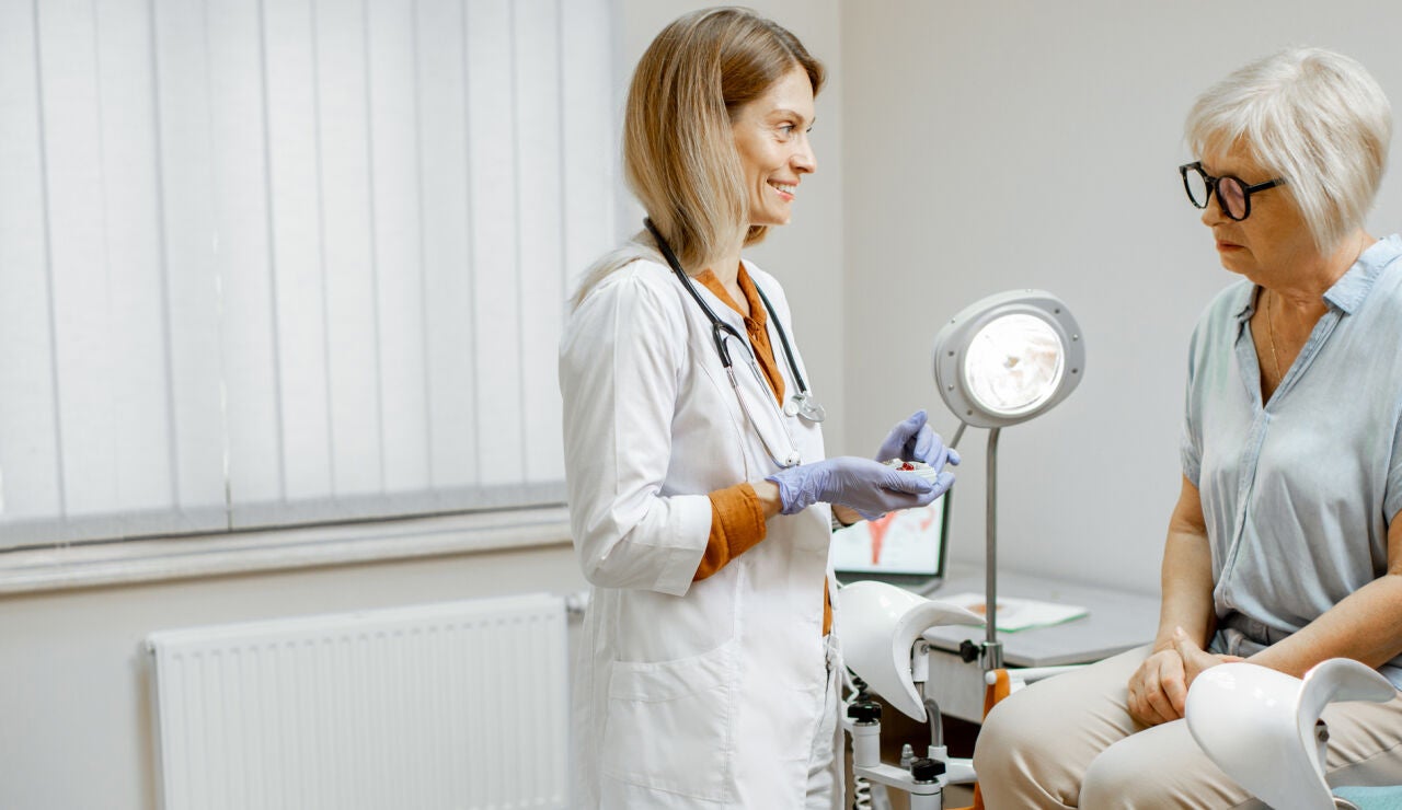 Mujer mayor en el ginec&oacute;logo