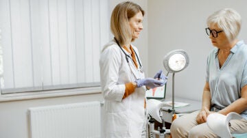 Mujer mayor en el ginec&oacute;logo