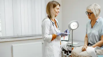 Mujer mayor en el ginecólogo Mujer mayor en el ginecólogo