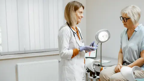 Mujer mayor en el ginecólogo Mujer mayor en el ginecólogo