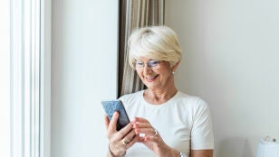 Mujer mayor usando un smartphone