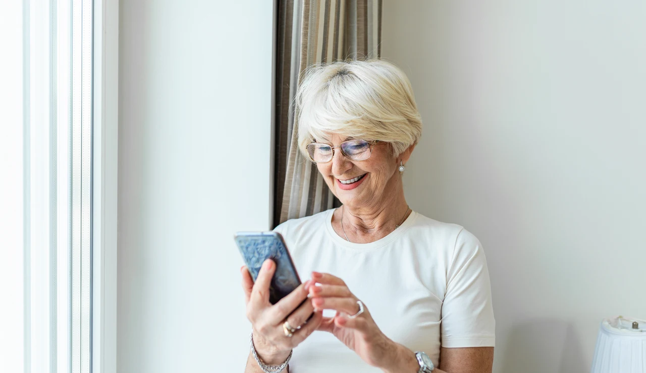 Mujer mayor usando un smartphone