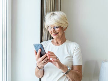 Mujer mayor usando un smartphone