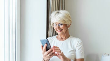Mujer mayor usando un smartphone