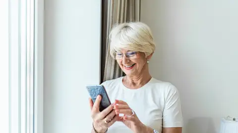 Mujer mayor usando un smartphone Mujer mayor usando un smartphone