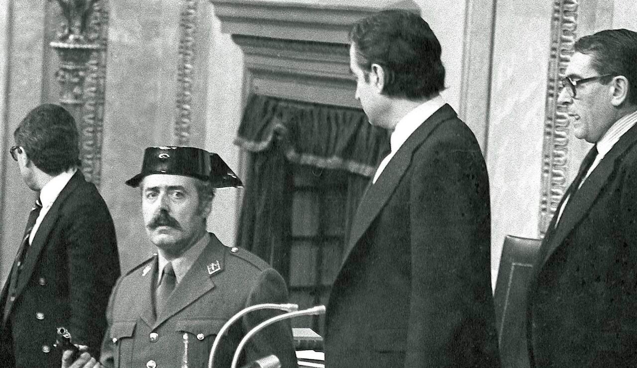 El teniente coronel Antonio Tejero irrumpe, pistola en mano, en el Congreso de los Diputados 