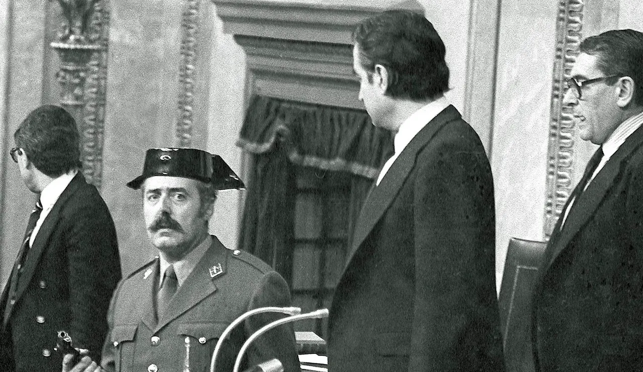 El teniente coronel Antonio Tejero irrumpe, pistola en mano, en el Congreso de los Diputados
