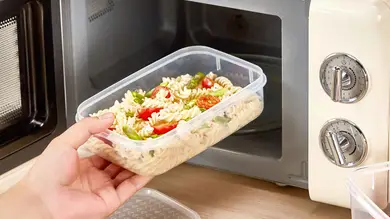 Este es el peligro de calentar platos en recipientes de plástico viejos y muy rallados Este es el peligro de calentar platos en recipientes de plástico viejos y muy rallados