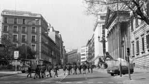 Polic&iacute;as a las afueras del Congreso de los Diputados tras la ocupaci&oacute;n militar de la c&aacute;mara