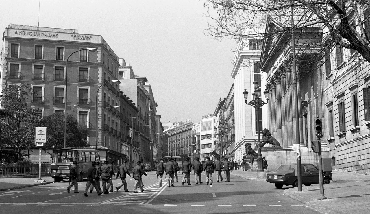 Policías a las afueras del Congreso de los Diputados tras la ocupación militar de la cámara