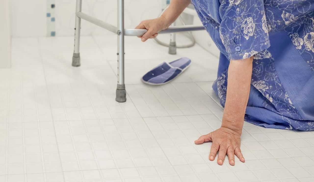 Persona mayor que se ha caído en el baño