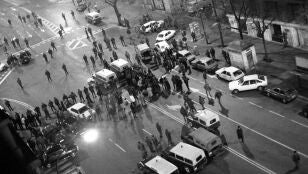 Exterior del Congreso de los Diputados ocupado por furgones policiales el 23F 