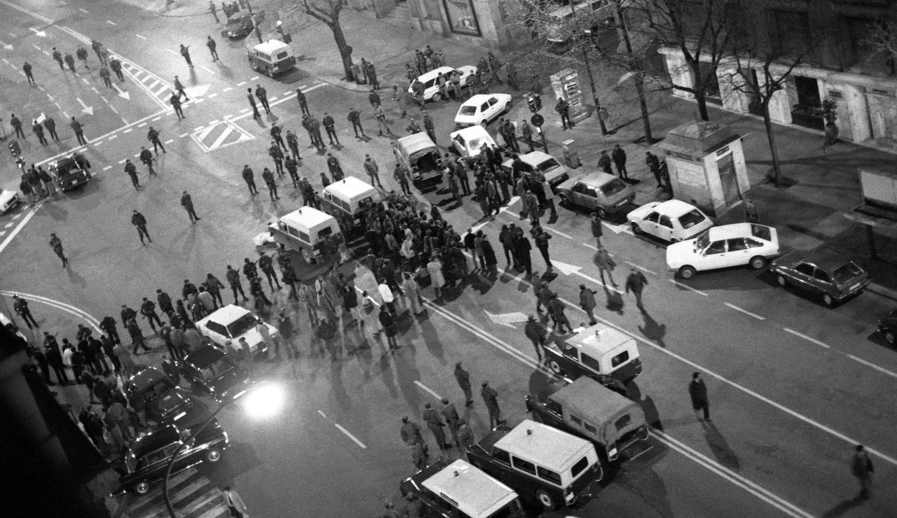 Exterior del Congreso de los Diputados ocupado por furgones policiales el 23F