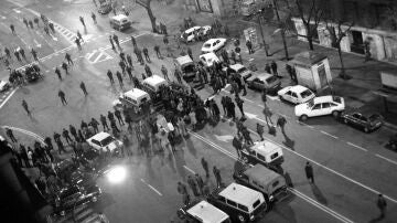 Exterior del Congreso de los Diputados ocupado por furgones policiales el 23F 