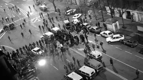 Exterior del Congreso de los Diputados ocupado por furgones policiales el 23F Exterior del Congreso de los Diputados ocupado por furgones policiales el 23F