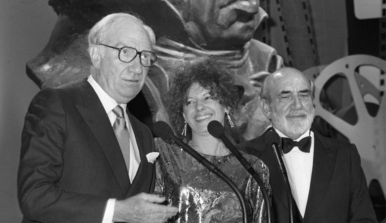 Fernando Fern&aacute;n G&oacute;mez recibiendo uno de los galardones en marzo de 1988