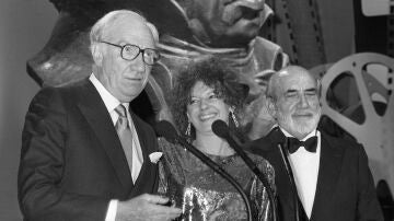 Fernando Fern&aacute;n G&oacute;mez recibiendo uno de los galardones en marzo de 1988