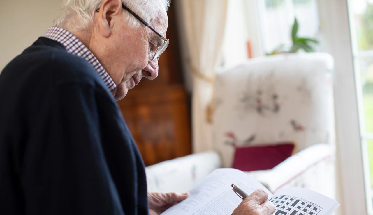 Hombre mayor haciendo un crucigrama
