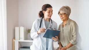 Mujer mayor junto a una doctora