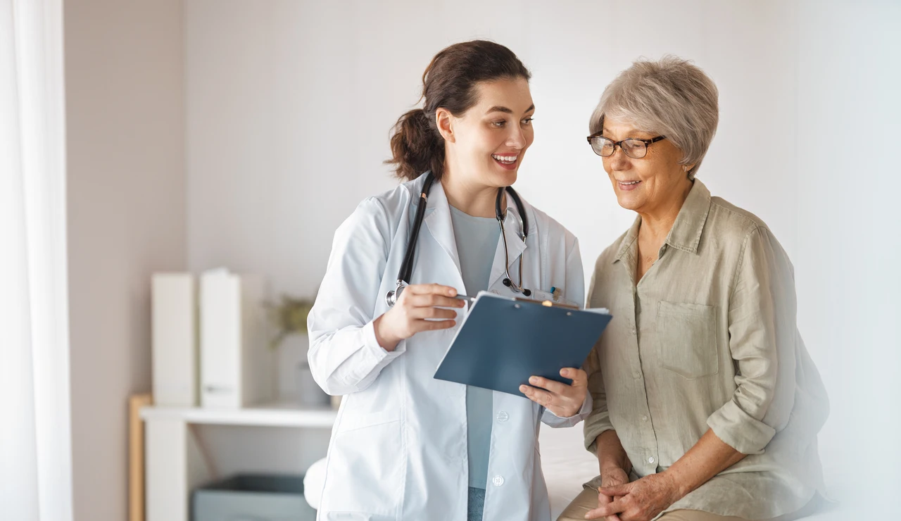 Mujer mayor junto a una doctora