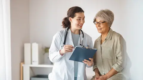 Mujer mayor junto a una doctora Mujer mayor junto a una doctora