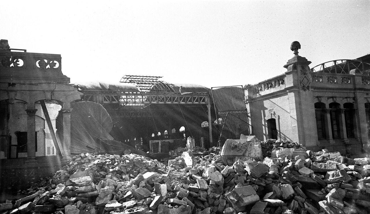 Da&ntilde;os causados durante la Guerra Civil en uno de los tinglados del puerto de Barcelona