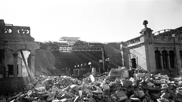 Daños causados durante la Guerra Civil en uno de los tinglados del puerto de Barcelona Daños causados durante la Guerra Civil en uno de los tinglados del puerto de Barcelona