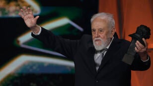 El director Gonzalo Su&aacute;rez recibe el Goya de Honor durante la ceremonia de entrega de los Premios Goya 