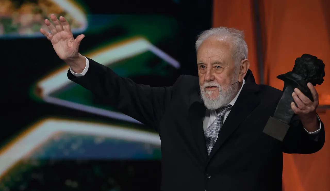 El director Gonzalo Suárez recibe el Goya de Honor durante la ceremonia de entrega de los Premios Goya