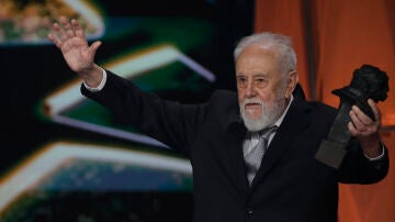 El director Gonzalo Su&aacute;rez recibe el Goya de Honor durante la ceremonia de entrega de los Premios Goya 