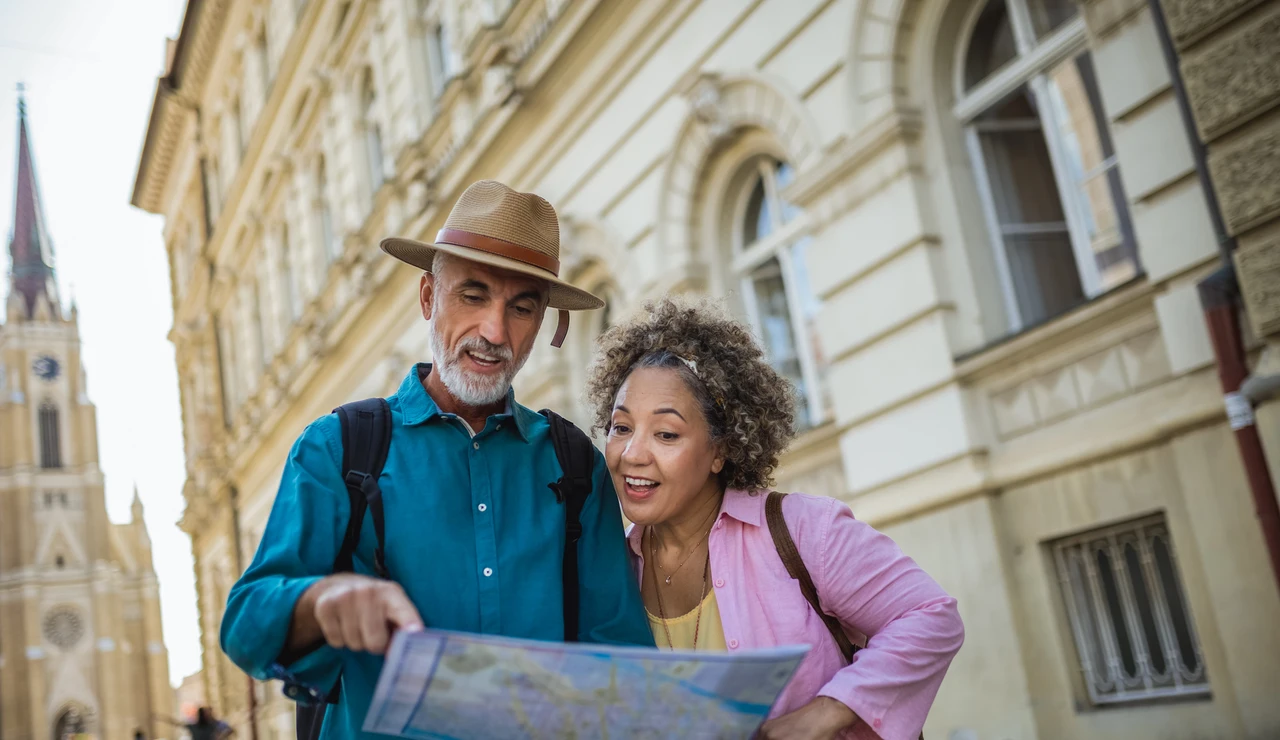 Una pareja senior consultando un mapa