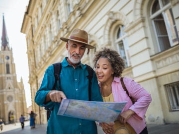 Una pareja senior consultando un mapa
