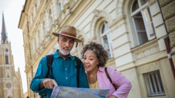 Una pareja senior consultando un mapa