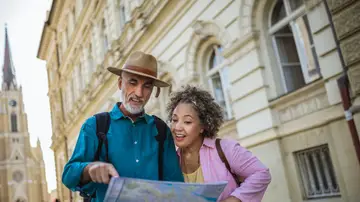Una pareja senior consultando un mapa Una pareja senior consultando un mapa