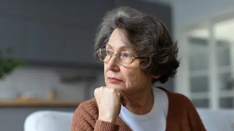 Mujer mayor sola Mujer mayor sola