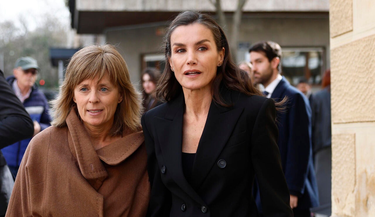 La reina Leticia visita la capilla ardiente de Fernando &Oacute;nega