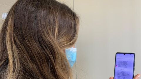 Paciente con teléfono móvil