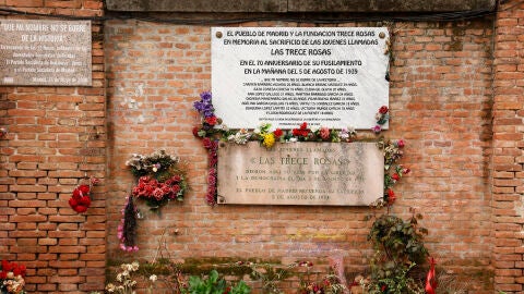 Homenaje a las Trece Rosas en el cementerio de La Almudena