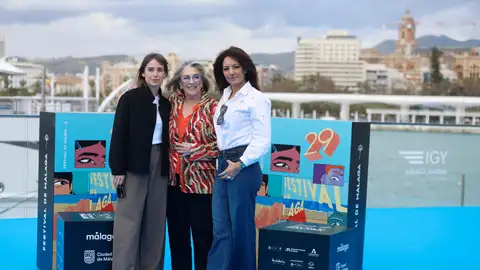 La actriz Carmen Maura posa junto a la directora Maryam Touzani y la actriz Marta Etura La actriz Carmen Maura posa junto a la directora Maryam Touzani y la actriz Marta Etura
