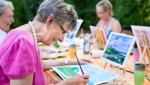 Personas mayores pintando