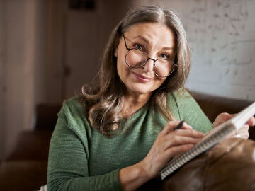 Mujer mayor con una libreta