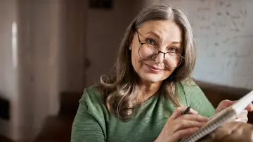 Mujer mayor con una libreta Mujer mayor con una libreta
