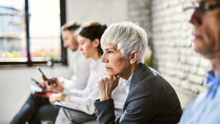 Mujer mayor buscando trabajo
