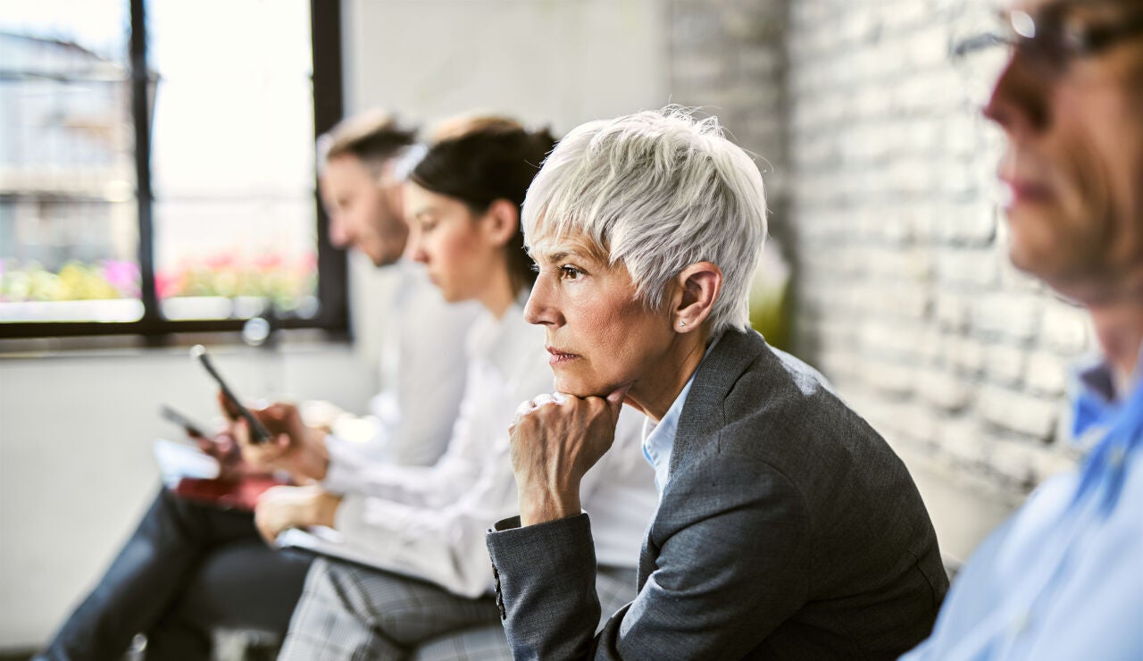 Mujer mayor buscando trabajo