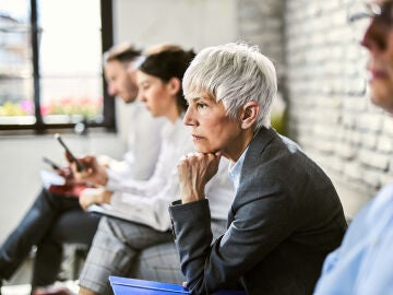 Mujer mayor buscando trabajo