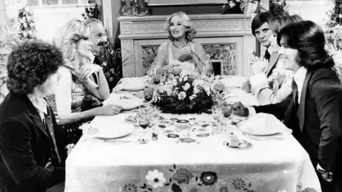 Mirta Legrand (en el centro) en una emisión de su programa con Diego Maradona, Thelma Biral, Astor Piazzolla, Jairo, Claudio Levrino y Graciela Alfano Mirta Legrand (en el centro) en una emisión de su programa con Diego Maradona, Thelma Biral, Astor Piazzolla, Jairo, Claudio Levrino y Graciela Alfano