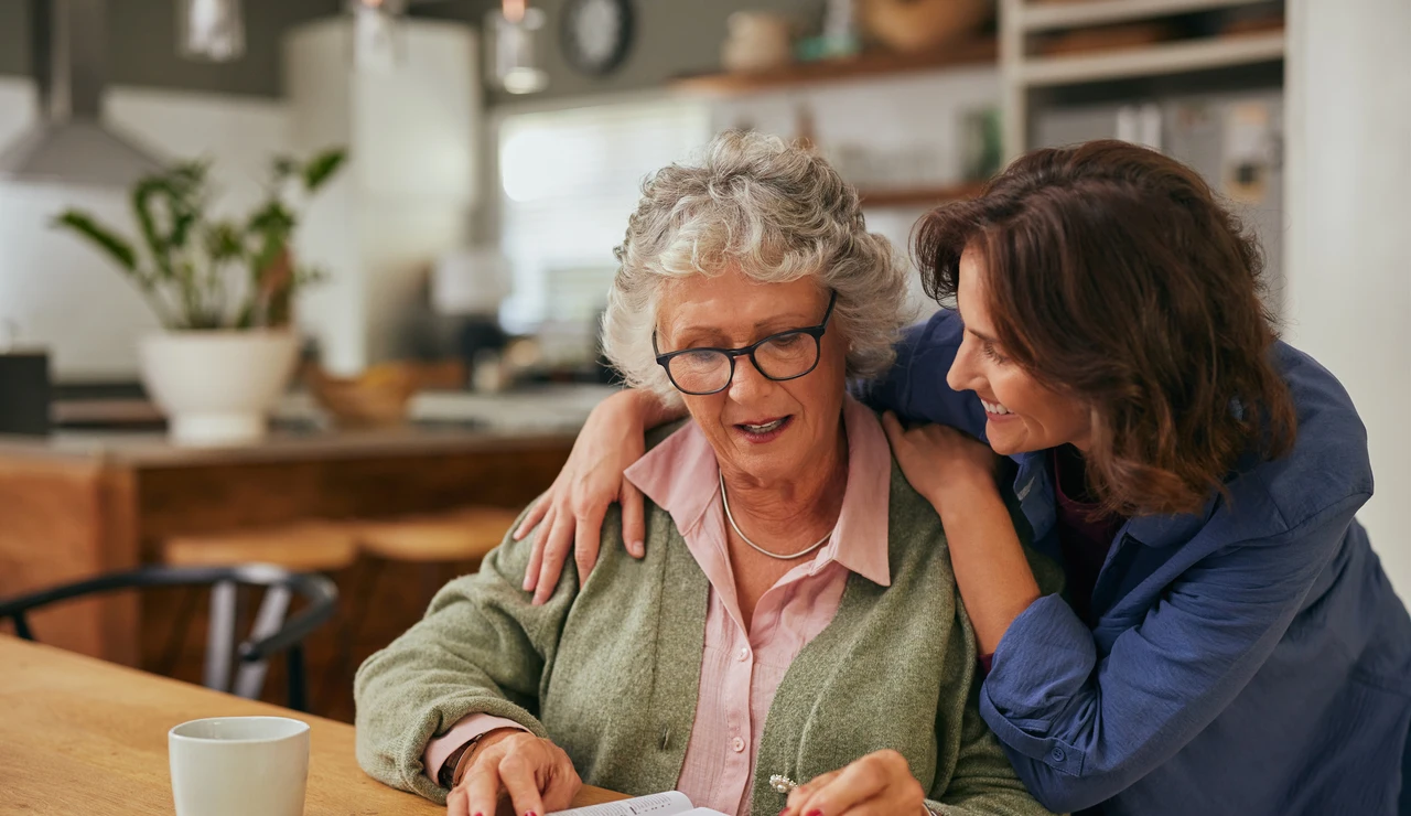 Persona mayor haciendo un crucigrama