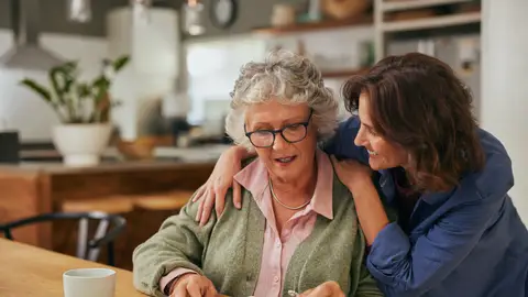Persona mayor haciendo un crucigrama Persona mayor haciendo un crucigrama