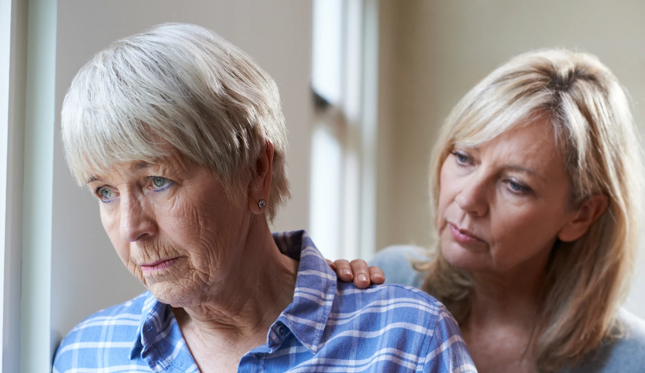 Mujer con demencia acompañada